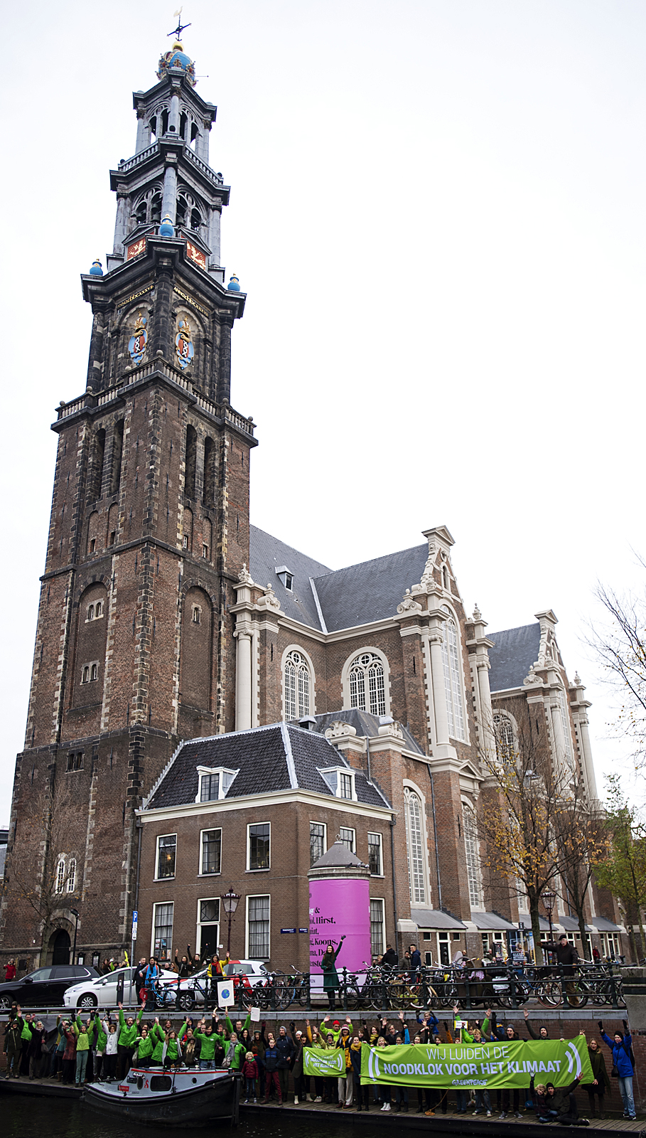 Deelnemers aan de actie bij de Westertoren in Amsterdam